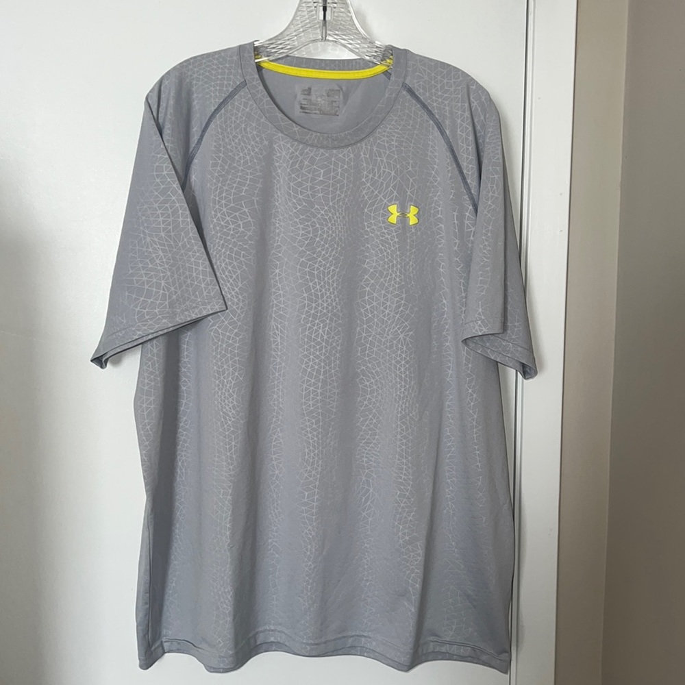 Men’s Under Armour heat gear tee. Size XL.